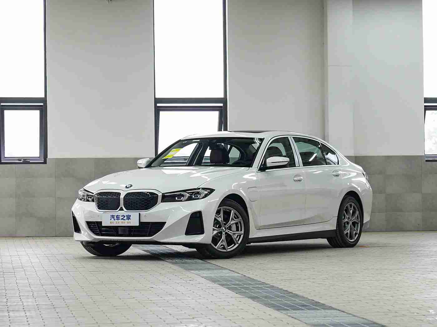 小男孩与妈妈小马拉大车,微型车助力家庭自驾游，环保节能传递温馨力量-1