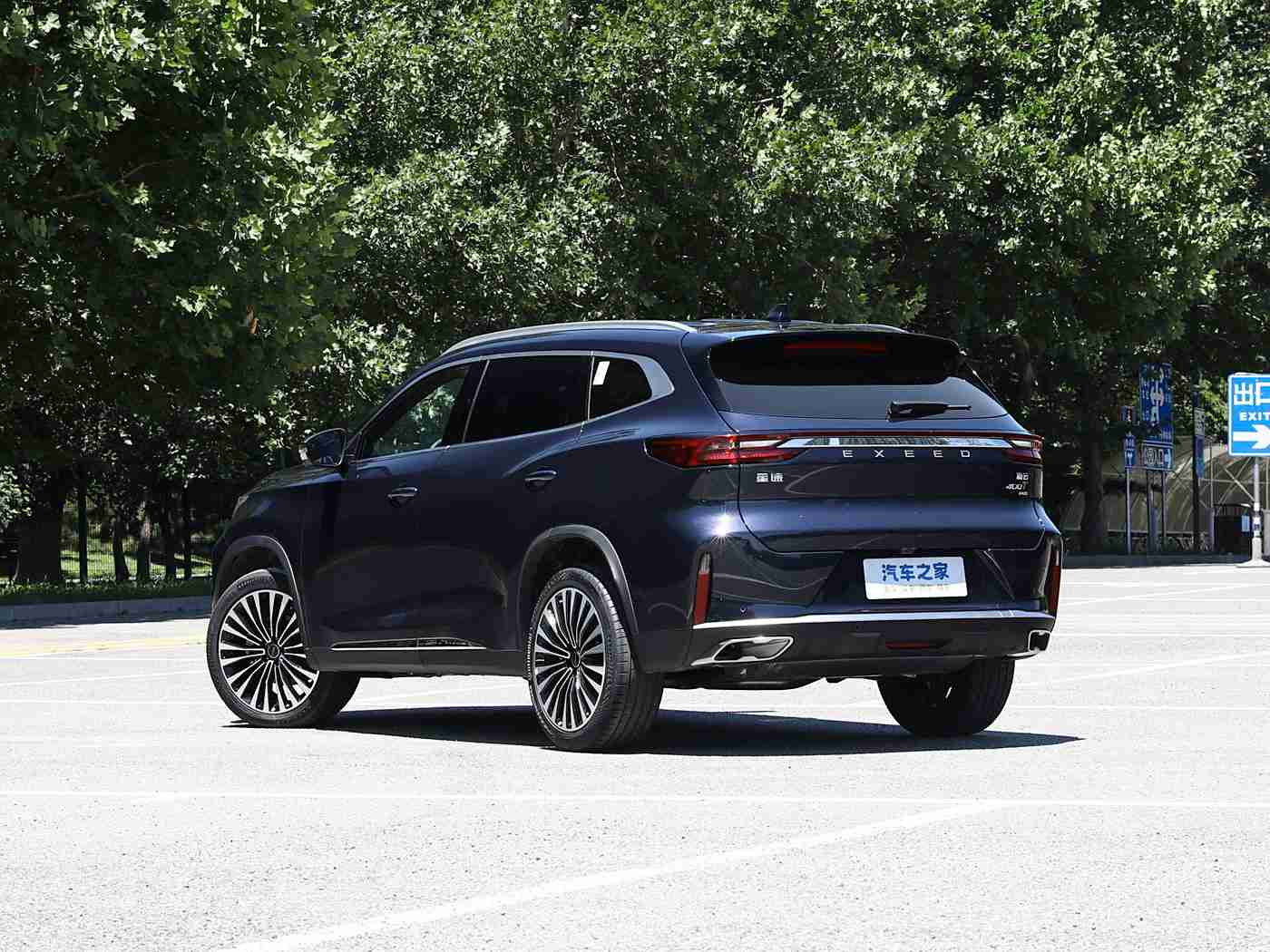 娇妻半推半就被3p：三排座SUV选购指南，家庭出行的幸福抉择与实用考量-1