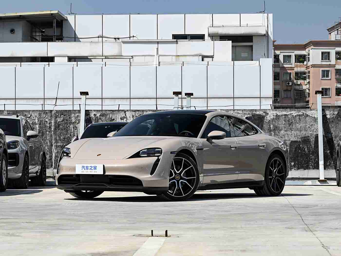 黑人av：黑色豪华SUV，低调奢华的移动堡垒之选-2