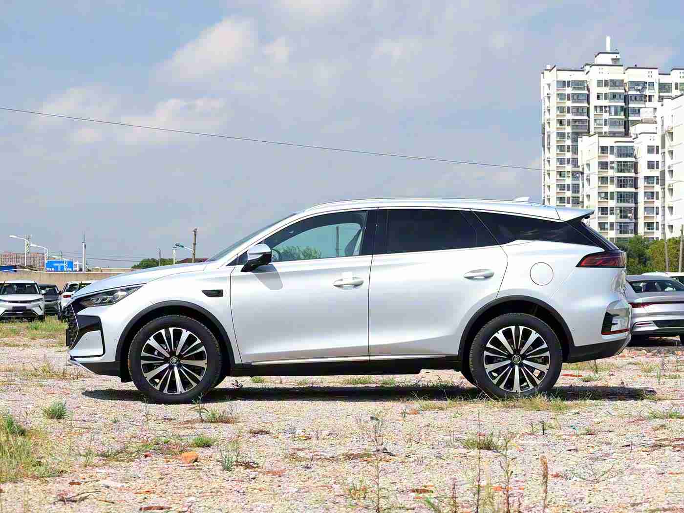 男生把困困放在女生里：现代汽车空间设计大突破，人性化布局解决出行疲惫与杂乱难题-1