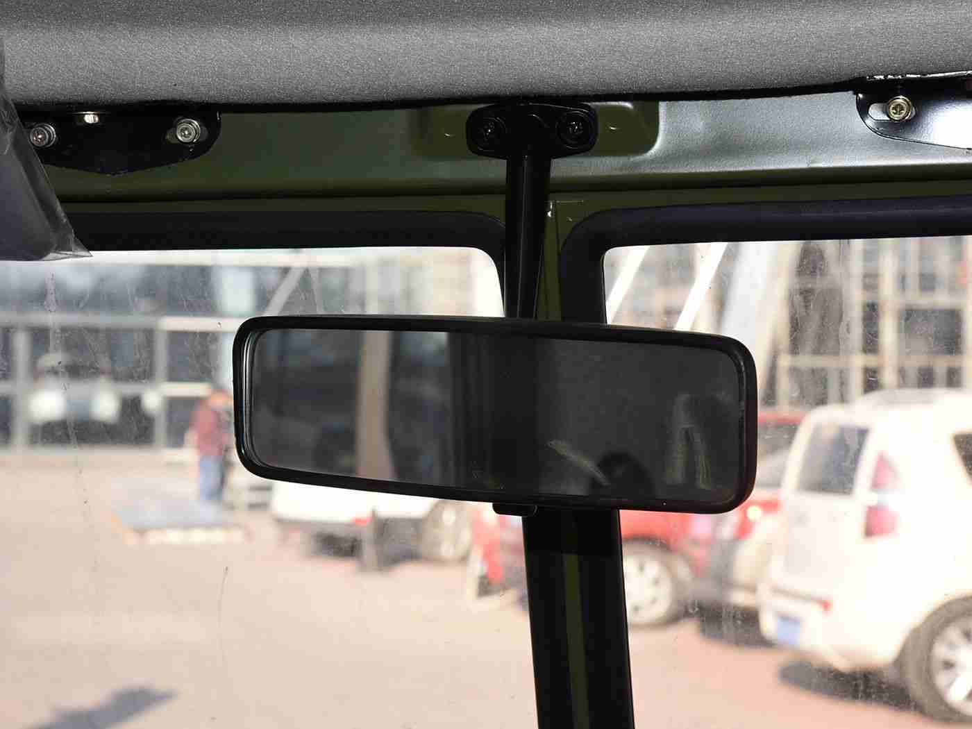 男生把困困放在女生里：现代汽车空间设计大突破，人性化布局解决出行疲惫与杂乱难题-2