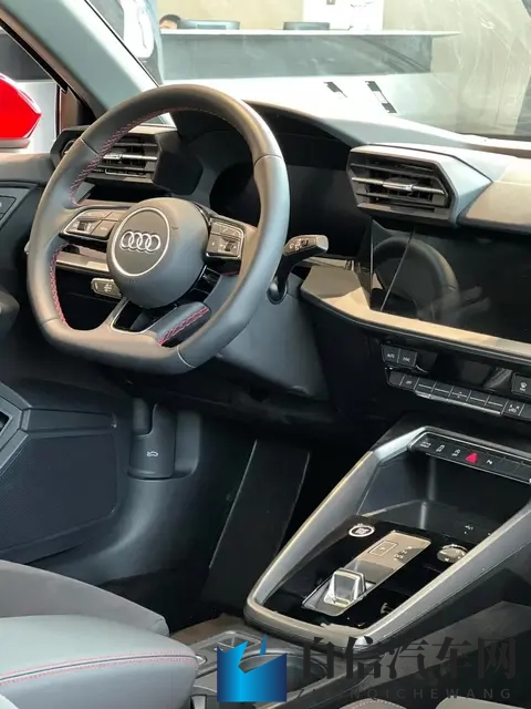 13万想选豪华车怕坑？奥迪A3实测：市区7个油，单身_情侣开着香-2