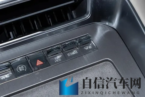 家庭出行的温馨伴侣：体验腾势N8L-1