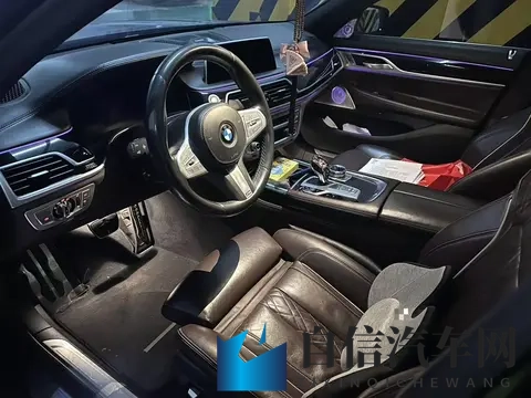 国产实拍勾搭女保洁AV：国内偷拍保洁阿姨暧昧瞬间-1