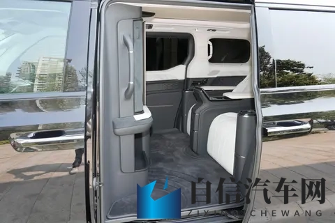 宜商宜家还得看它！试驾极氪009，商务接待、全家出行都体面-2