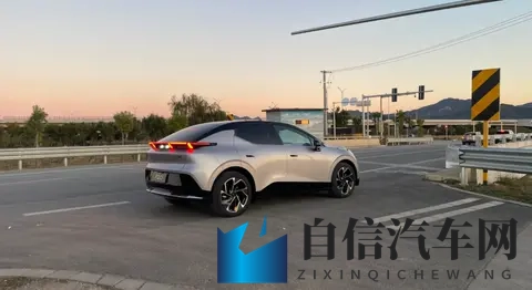 偶遇银色领克 Z20,大轮毂一装气场全开-1