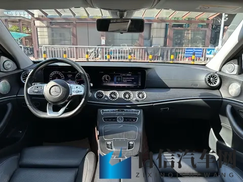 三年奔驰E级,19万开走行政座驾,这气场不输新车!-1