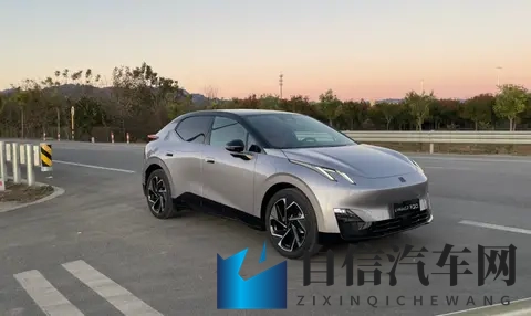 偶遇银色领克 Z20,大轮毂一装气场全开-2