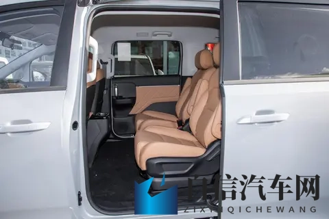 五菱星光730正式上市 售730万元起-1