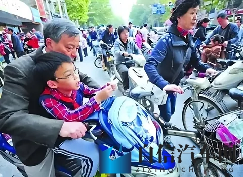 专家提议C1驾照能开摩托车?欢呼与骂声齐飞,这争议点太戳人!-3