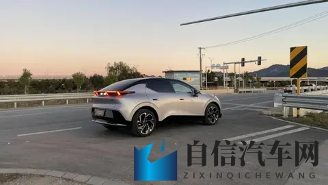 领克Z20银色实车路透曝光！新颜色和轮毂组合引热议？-1