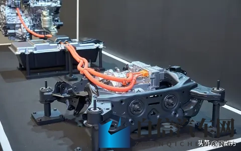 人性与动交zzzzBBBB：汽车激情驾驭：探索科技与舒适完美融合-2