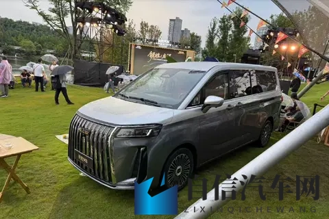 老北汽也凑热闹MPV，锐胜M8增程版预售1698万起，贵不贵？-3