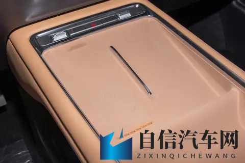 电滑门+三种动力加持，五菱星光730能否成为家庭出行新答案？-3