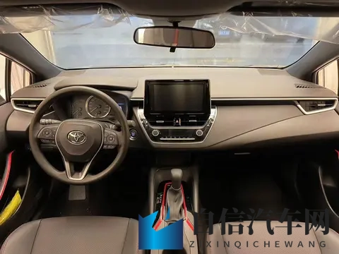 男生女生一起在床上打扑克：汽车床铺变娱乐天地，新潮玩法颠覆出行体验-1