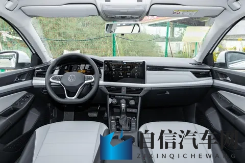 小男生光着小jiji无码：调皮男孩裸露身体不穿衣服-2