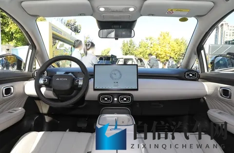 国模李梓熙：时尚模特试驾新车，科技美学惊艳亮相-2