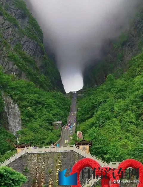 天门山景区回应汽车挑战天梯撞毁栏杆-1