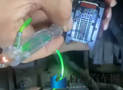 福克斯挂档不走车，师傅秒变省钱英雄，帮车主省下几千块！-1