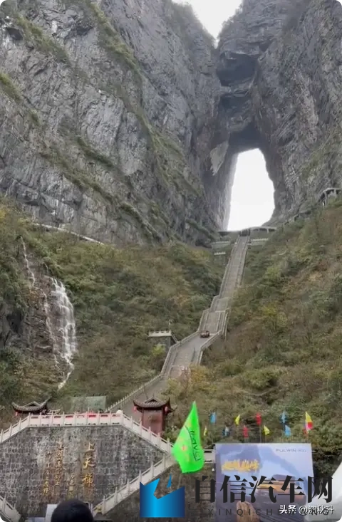 奇瑞天门山测试出意外，车辆撞毁护栏深夜致歉-1