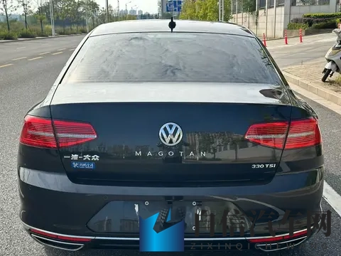 10万多拿下大众迈腾,28万公里一手车况值不值?-1