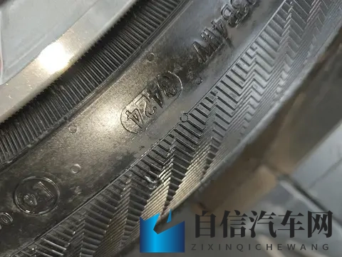 女同学裸体趴下光屁股：女学生不慎趴地，暴露臀部引围观-1