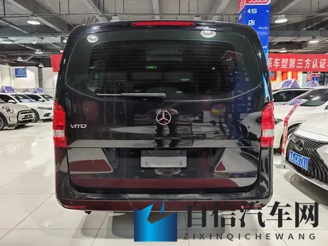 黑人 巨大 迪克 娇小：黑人身形魁梧，对方身材娇小，形成鲜明对比-3