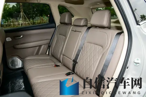 家用插混SUV选哪个？深度解析第三代蓝电E5 PLUS，处处都是惊喜！-3