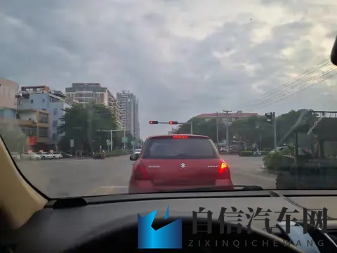 等绿灯有必要挂N挡吗？吃过亏的司机都这样做，安全又不伤车！-1