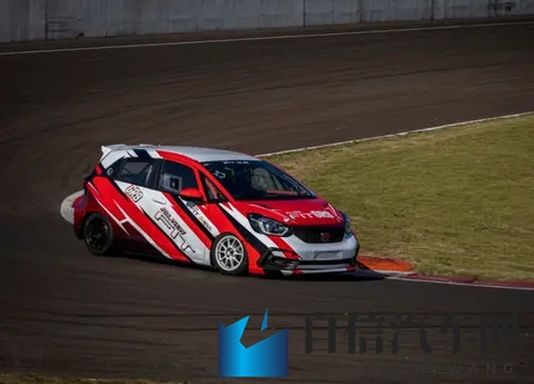 一个 B一个 3人个人换着：B级轿车试驾体验：三人接力，揭秘驾驶品质-2