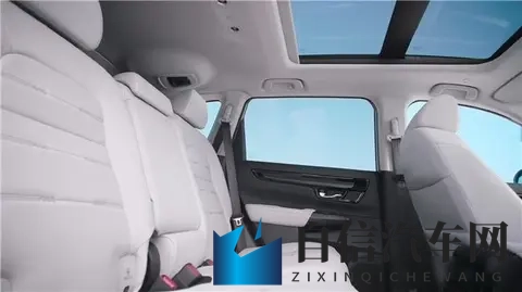 商务旅行戴帽子的女老板出行经典：时尚女老板帽下驾经典车，出行瞬间美爆朋友圈-3