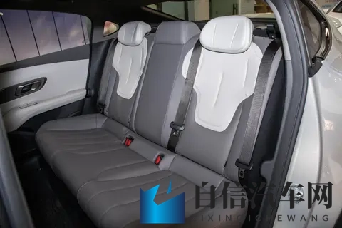 深蓝 L06 560Ultra + 激光版：科技与舒适兼具的中型纯电轿车-3