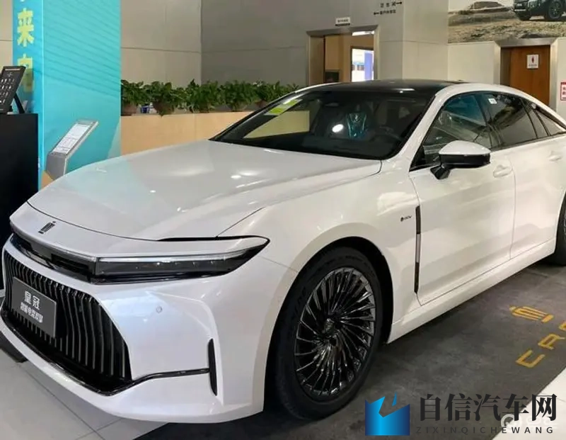 商务旅行戴帽子的女老板出行经典：时尚女老板帽下驾经典车，出行瞬间美爆朋友圈-1