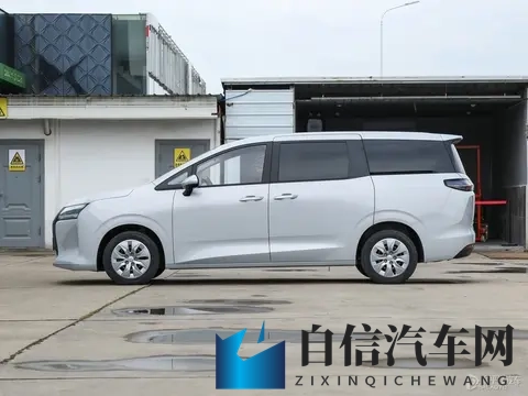 售730万起 五菱星光730上市 燃油_插混_纯电动力 七座大MPV-2