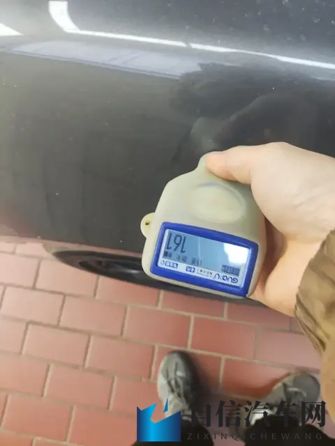 男生舔女生坤坤：少年轻吻少女脸颊-1