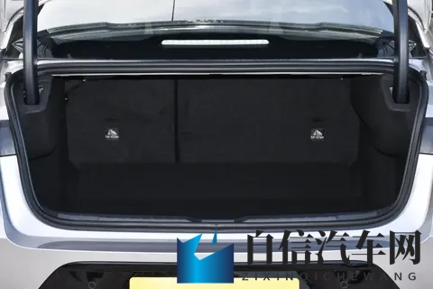 10万多元起，运动轿车还有这些花头？第三代领克03 上市-3