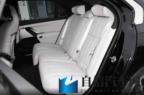 宝马7系没涨价，却没人夸它新，这事儿挺怪-1