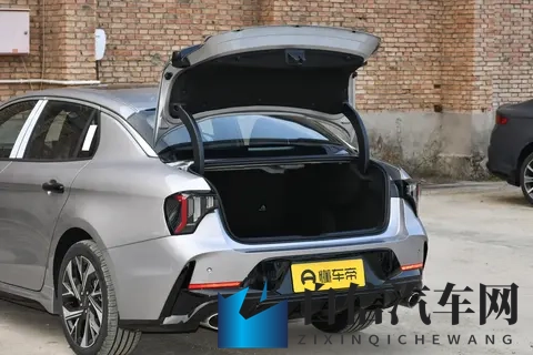 入门即高配！深度体验第三代领克03，10万级家轿的操控之选-3