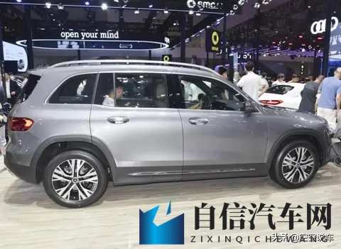 奔驰沦为“价格屠夫”！从31万跌至17万，双天窗+20T，还配大7座-2