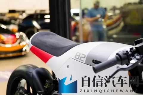 项目：ARES摩托车融合了科幻风格、模拟操控感和全电动性能-2