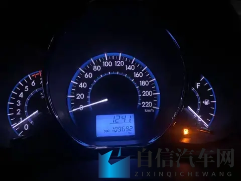 汽车还剩多少油时去加油最合适？记住这个标志，及时加油！-2