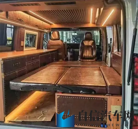 大胸美女脱秘 露小奶头:美女驾跑车走红,汽车营销新趋势引关注-1