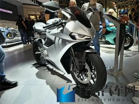 诺顿复活首发之作！曼岛TT传奇后裔Manx R实力几何？-3