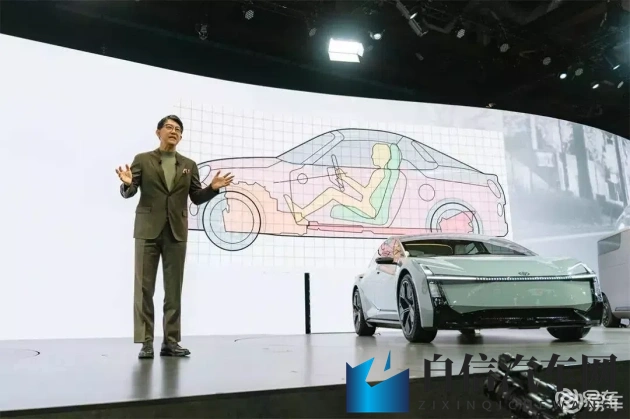 按摩店勾搭新来的女技师：按摩店男子主动结识新女技师-1