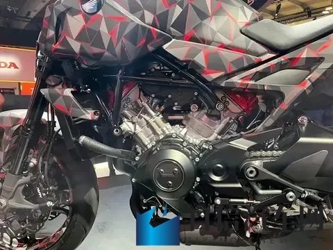 陈丽佳专辑《灯》 全图：音乐之光：揭秘专辑设计背后的艺术魅力-1