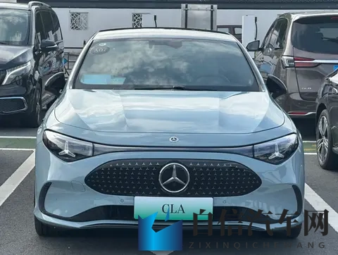 男生把困困放到女生困困KTV:汽车KTV体验馆:颠覆出行,尽享音乐盛宴-3