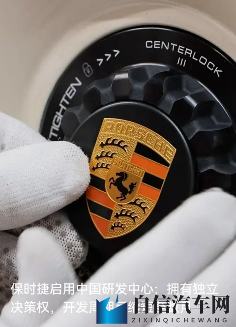 在床上打扑克：温馨床榻欢乐多，扑克牌声夜未央-3