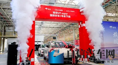 拍戏时胶带掉了进入护具开了：拍摄现场胶带脱落护具意外开启，惊险一幕引关注-3