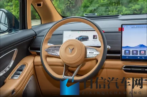 华为乾崑+鸿蒙座舱，试驾26款岚图梦想家，全能MPV实至名归-1