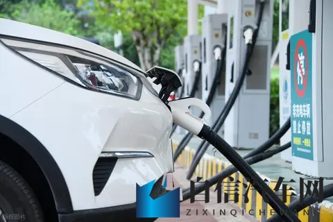 新能源车首次“反超”燃油车，中国汽车产业真的变天了-1